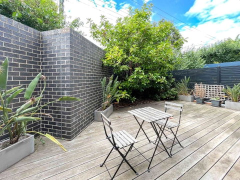 Pride Bentleigh Apartment With Private Garden - Lightning Ridge Tourism 2