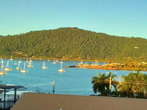 QCWA Cheerful Cottage - Airlie Beach - Lightning Ridge Tourism 0