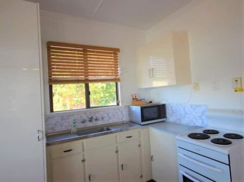QCWA Cheerful Cottage - Airlie Beach - Lightning Ridge Tourism 2