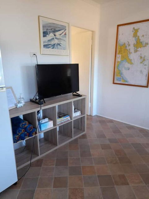 QCWA Cheerful Cottage - Airlie Beach - Lightning Ridge Tourism 1