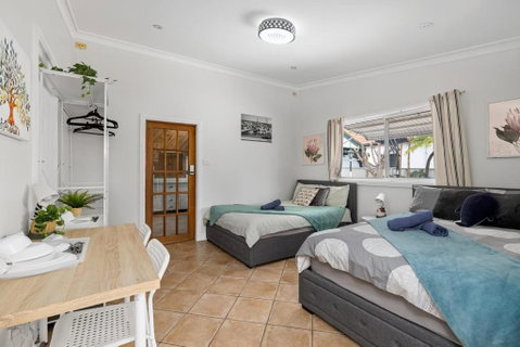 Quadruple Ensuite Room - Nearby Stations & Shops - Lightning Ridge Tourism 0