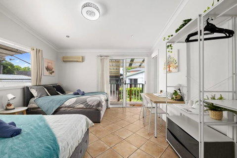 Quadruple Ensuite Room - Nearby Stations & Shops - Lightning Ridge Tourism 1