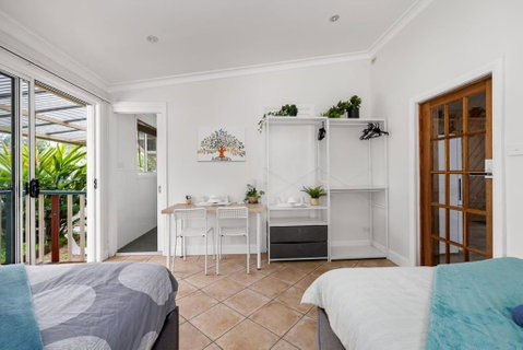 Quadruple Ensuite Room - Nearby Stations & Shops - Lightning Ridge Tourism 2