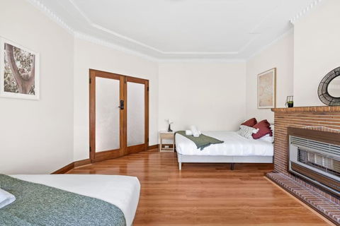 Quadruple Room - Near Transport & Shops - Shared Bathroom - Lightning Ridge Tourism 0