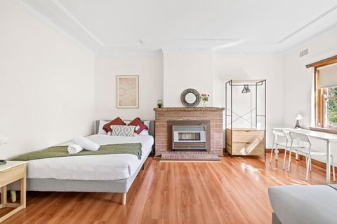 Quadruple Room - Near Transport & Shops - Shared Bathroom - Lightning Ridge Tourism 2