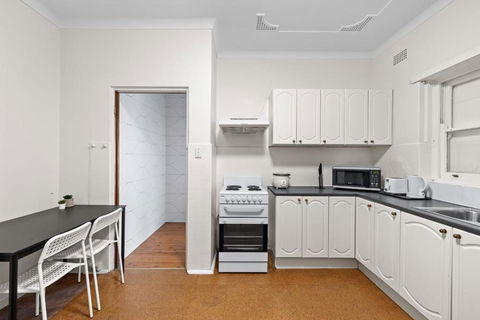 Quadruple Room - Near Transport & Shops - Shared Bathroom - Lightning Ridge Tourism 3