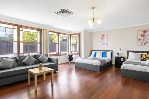 Quadruple Room W Ensuite In Gordon Near Train & Bus - Lightning Ridge Tourism 0