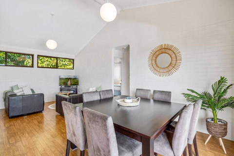 Quaint 2-Bed Beach Abode With Ocean Views - Lightning Ridge Tourism 1