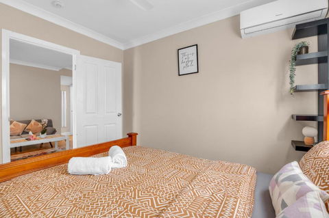Quaint 2 Bedroom Fully Furnished Cottage - Lightning Ridge Tourism 2