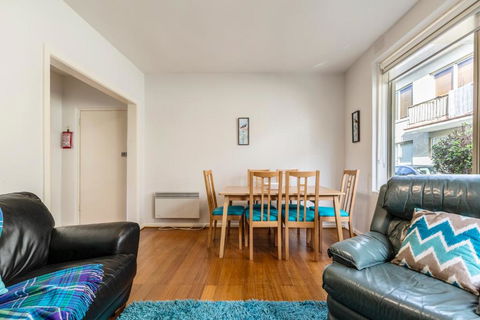 Quaint & Homey Ripponlea Flat - Lightning Ridge Tourism 2