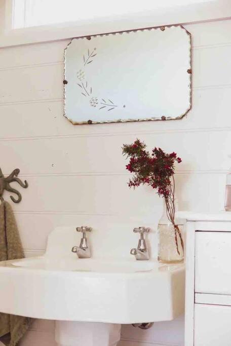 Quaint And Intimate 1-bed Seaside Cottage - Lightning Ridge Tourism 3