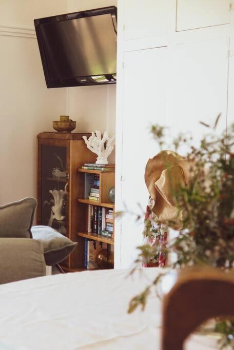 Quaint And Intimate 1-bed Seaside Cottage - Lightning Ridge Tourism 1