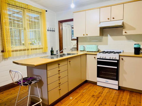 Quarryman Cottage @ 102 - Lightning Ridge Tourism 3