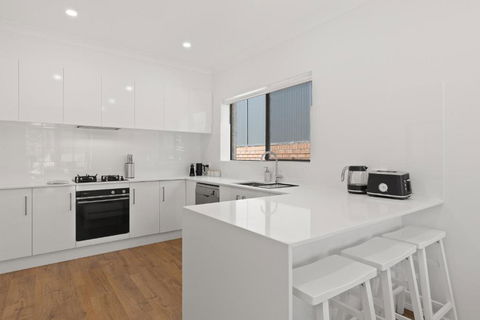 Quiet 2-Bed Retreat With Private Courtyard - Lightning Ridge Tourism 1