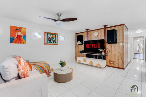 Quiet 5 Bedrooms House Located Springfield Lake - Lightning Ridge Tourism 0