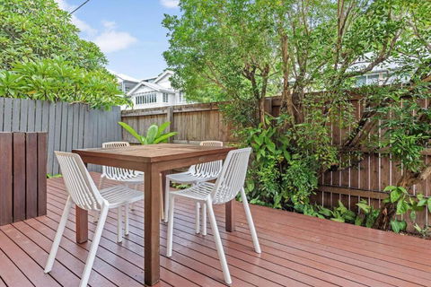 Quiet & Bright Art Deco Apartment By New Farm Park - Lightning Ridge Tourism 1