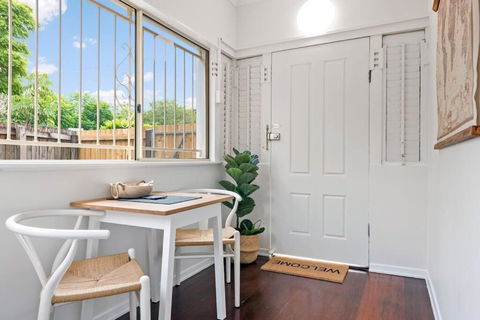 Quiet & Bright Art Deco Apartment By New Farm Park - Lightning Ridge Tourism 3