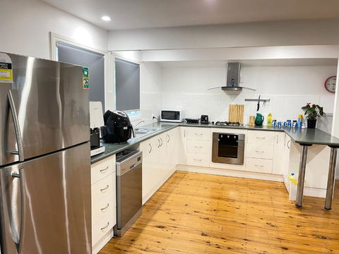Quiet, Cozy And Calm 3 Bedroom House. - Lightning Ridge Tourism 2