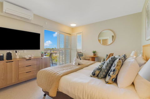 Quiet Apartment In Mantra Salt Beach By UHoliday - 2BR, 1BR And Hotel Room Configurations Available - Lightning Ridge Tourism 1