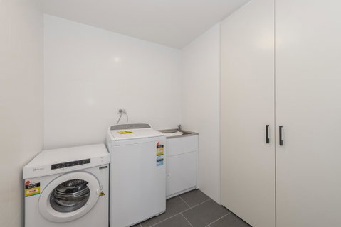 Astra Apartments Newcastle (Broadmeadow) - Lightning Ridge Tourism 3