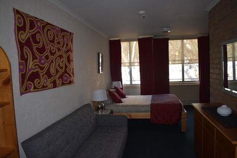 Attunga Alpine Lodge & Apartments - Lightning Ridge Tourism 1