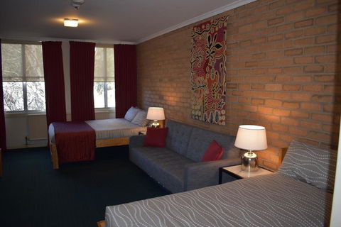 Attunga Alpine Lodge & Apartments - Lightning Ridge Tourism 3