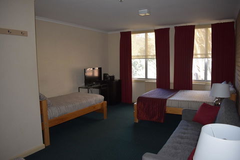 Attunga Alpine Lodge & Apartments - Lightning Ridge Tourism 2