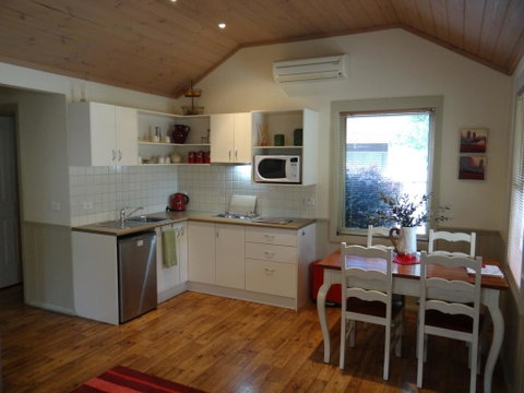 Autumn Affair Cottage 6 - Lightning Ridge Tourism 3