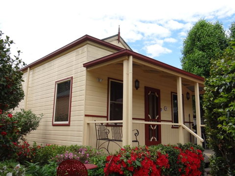 Autumn Affair Cottage 6 - Lightning Ridge Tourism 1