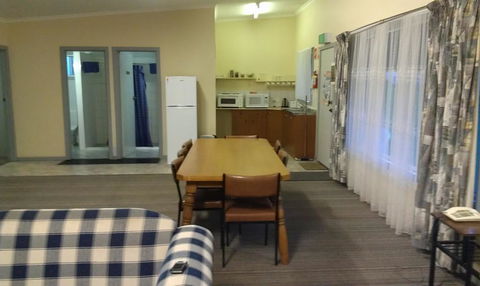 Avalon Motel - Lightning Ridge Tourism 1