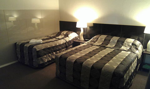Avalon Motel - Lightning Ridge Tourism 0