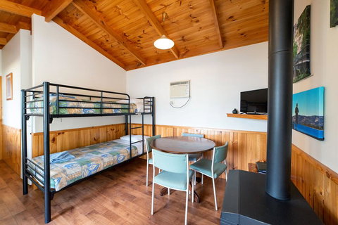 Awonga Cottages - Lightning Ridge Tourism 1