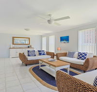 Azure Waters - perfectly positioned with ocean views - Lightning Ridge Tourism