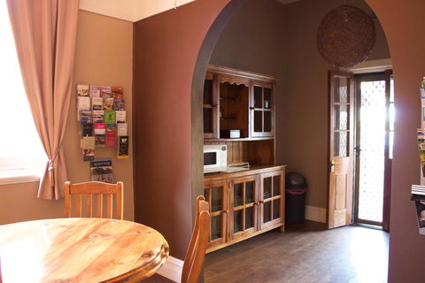 Balcony On Sixth Lodge - Lightning Ridge Tourism 0