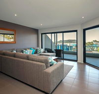 Barefoot Bliss  Fingal Bay - Lightning Ridge Tourism