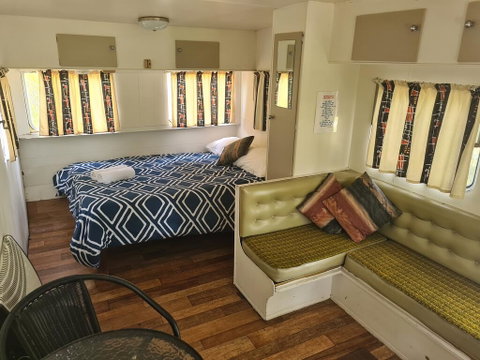 Bateman Bay Holiday Park & Batemans Bay YHA - Lightning Ridge Tourism 0