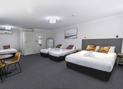 Batemans Bay Hotel - Lightning Ridge Tourism 2