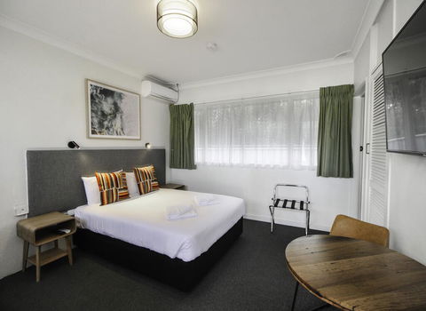 Batemans Bay Hotel - Lightning Ridge Tourism 1