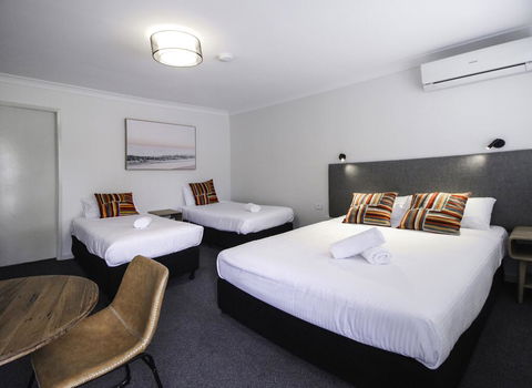 Batemans Bay Hotel - Lightning Ridge Tourism 3