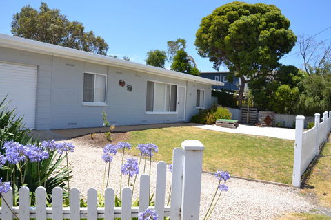 Bay Breeze Cottage - Lightning Ridge Tourism 0