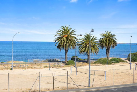 Bayline Beachfront Apartment No 4 - Lightning Ridge Tourism 1