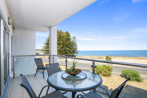 Bayline Beachfront Apartment No 4 - Lightning Ridge Tourism 0