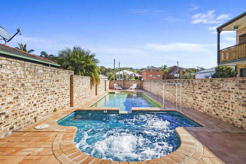 Bayswater Tweed - Lightning Ridge Tourism 1