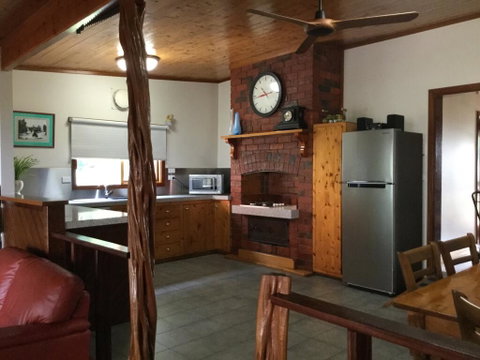 Bayview Boathouse - Lightning Ridge Tourism 2