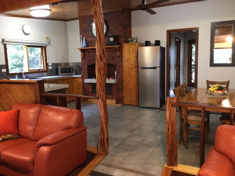 Bayview Boathouse - Lightning Ridge Tourism 1