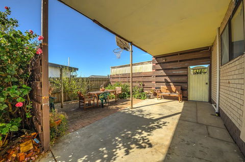 Bayviews - Lightning Ridge Tourism 1