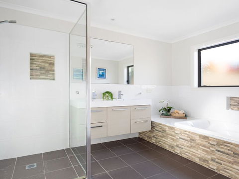 Beach 'Shac' On Parkway - Lightning Ridge Tourism 2