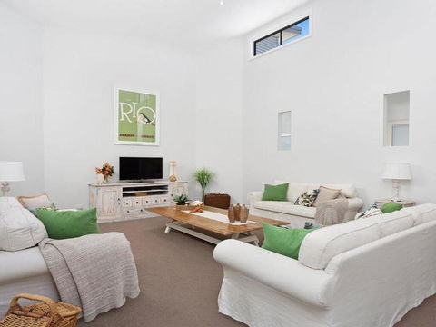 Beach 'Shac' On Parkway - Lightning Ridge Tourism 1