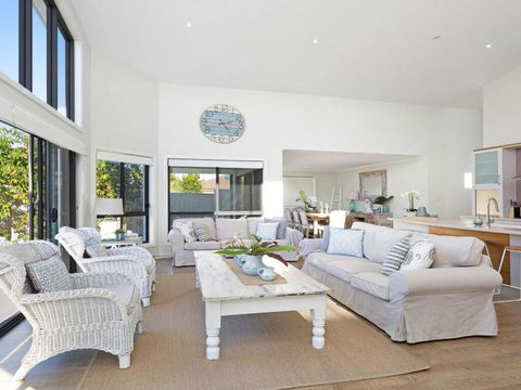 Beach 'Shac' On Parkway - Lightning Ridge Tourism 0