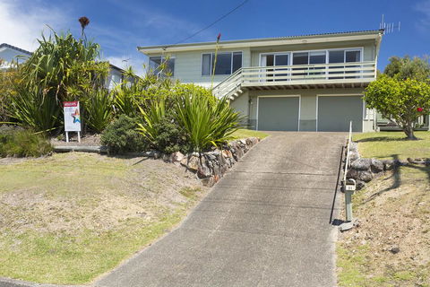 Beach Cottage, Forster - Lightning Ridge Tourism 0